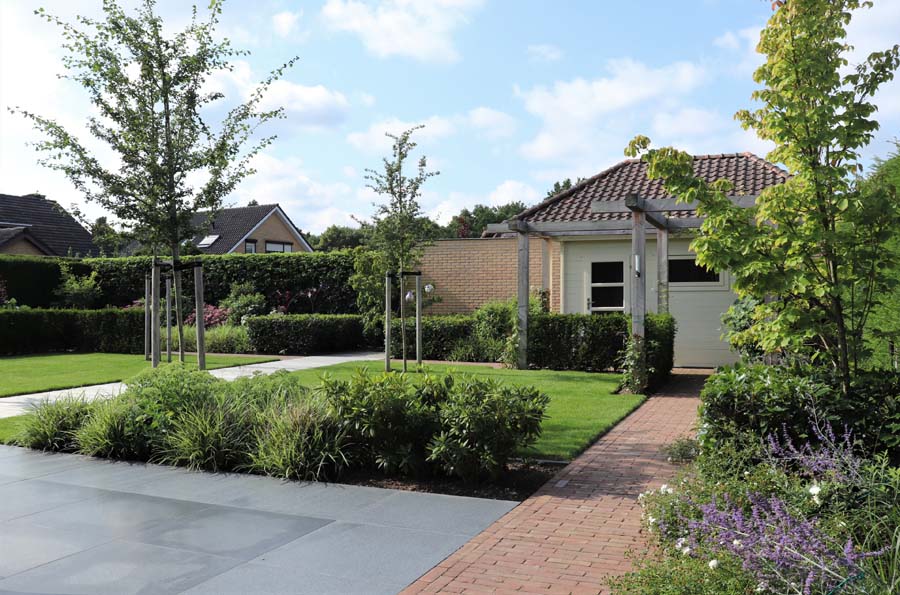 formele tuin met gevarieerde beplanting (9)